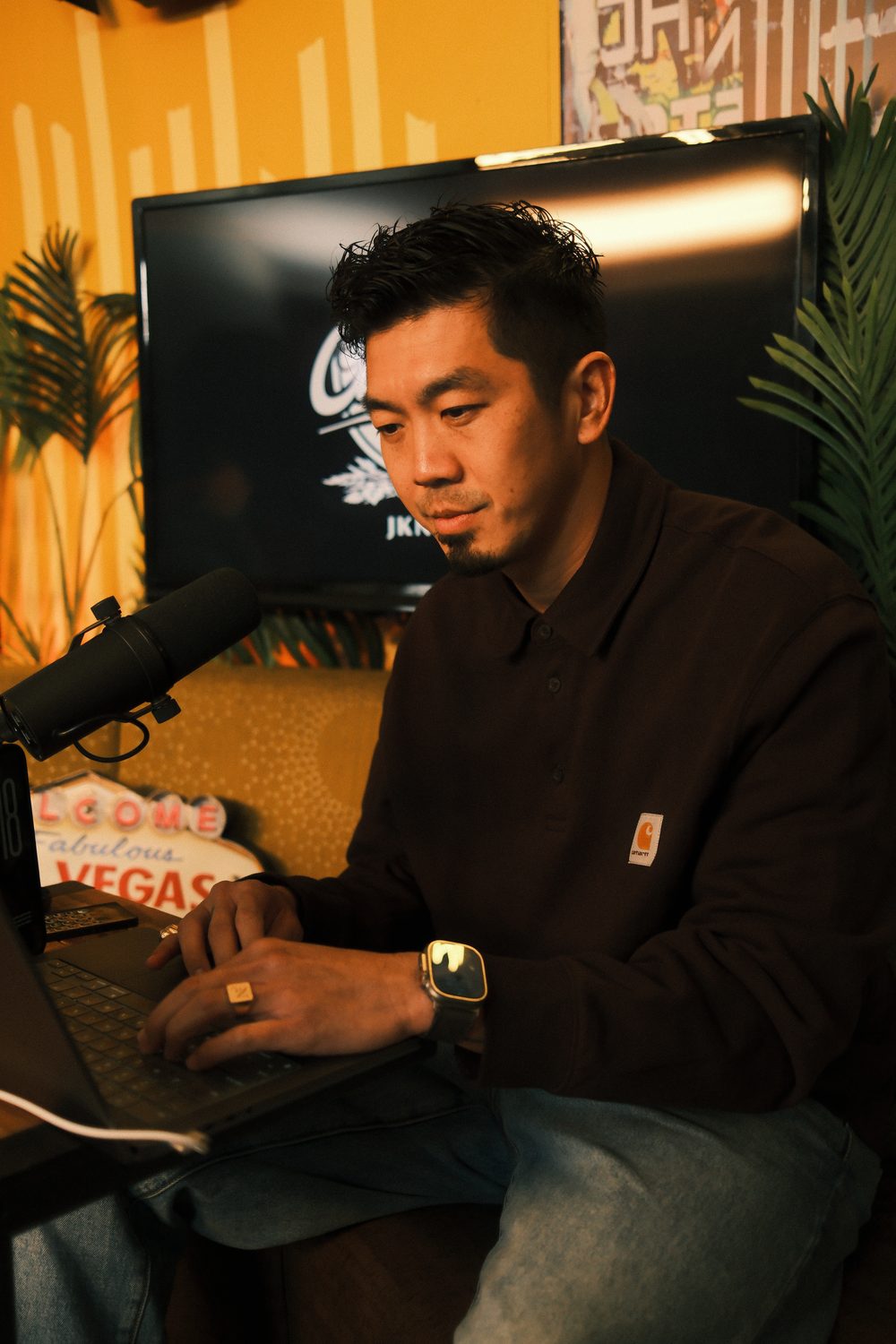 Anthony Lee on the JK News set